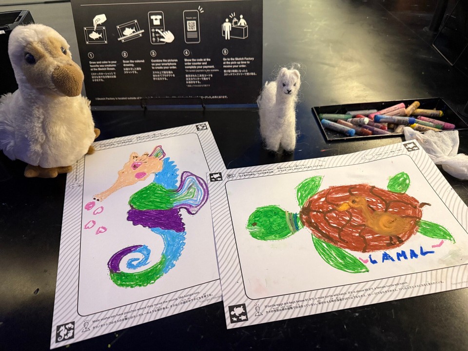 Japan - Chiyoda - Wir durften Meereswesen ausmalen. Danach wurden sie zum Leben erweckt.