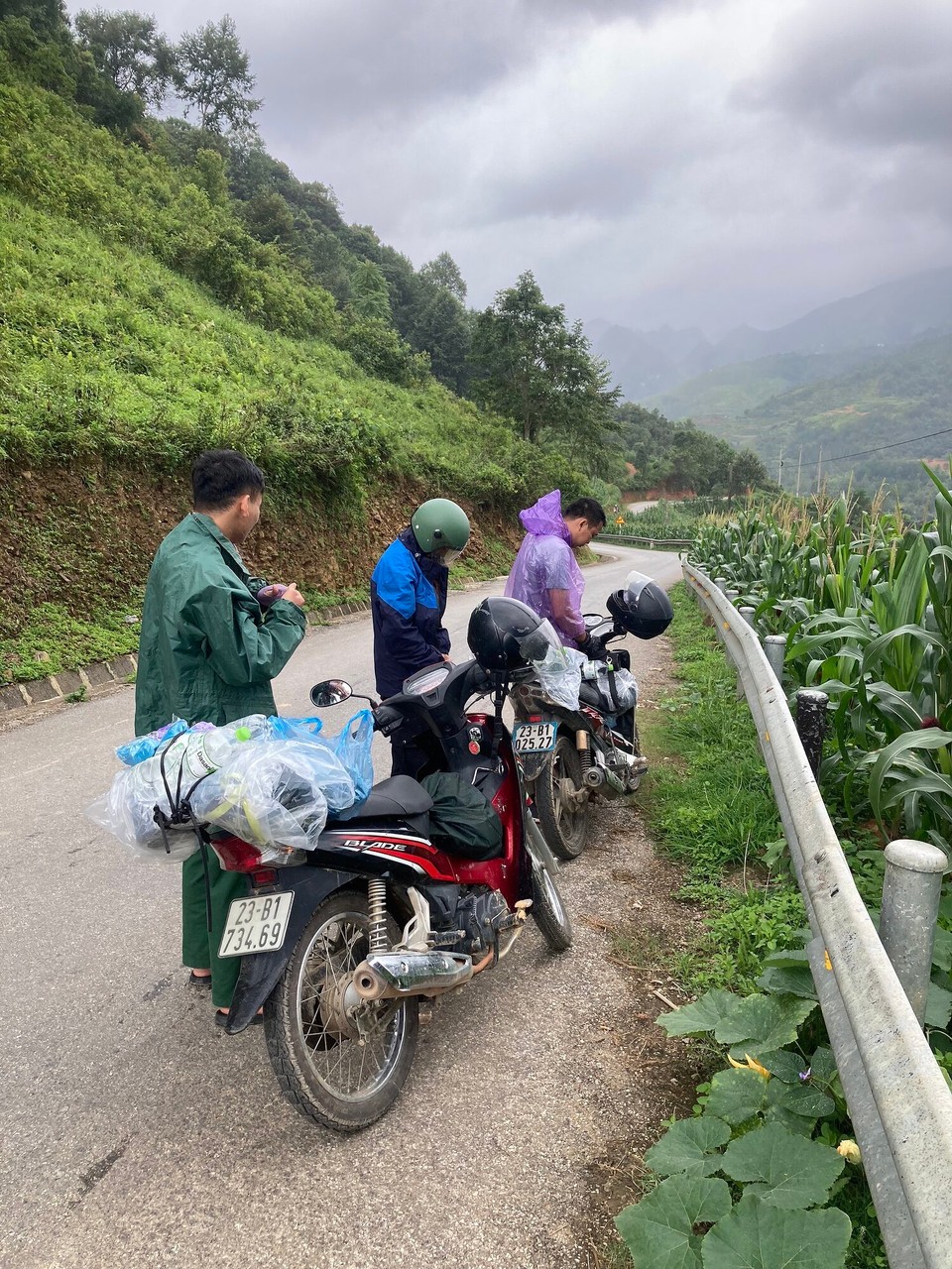 Vietnam - Dong Van - Und wieder Regenklamotten anziehen 😂