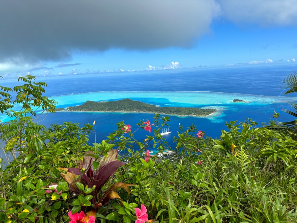Französisch-Polynesien - Bora-Bora - 2. höchster Gipfel erreicht Aussicht gigantisch - wird auch auf dem 40 m höheren Kollegen nebenan nicht mehr besser, ich gebe auf 
