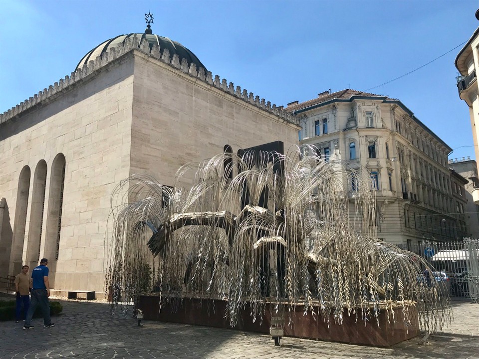 Ungarn - Budapest VII. kerület - Baum des Lebens | Erinnerung an Verstorbene | Namen auf Blättern | Weltkrieg | Raoul-Wallenberg-Gedenkpark