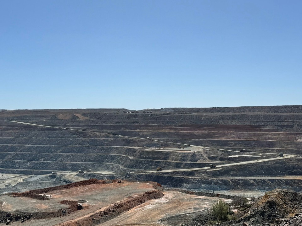 Australien - Trafalgar - Wia a Ameisahufa dia viela Muldakipper. D Mina würd 365 Täg im Johr im Zweischicht-System zu 12h betriba. 