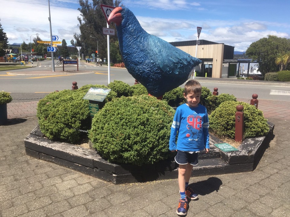 Neuseeland -  - Zum Mittagessen halten wir noch einmal in Te Anau bei „Miles better pies and more“.
Hier vor der Takahe-Statue.