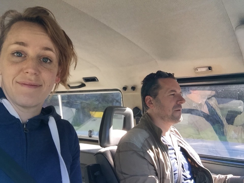 Canada - Whistler - Verslapen!! Op weg om Max om te ruilen voor Oliver. We hadden om 9:00 afgesproken met David de eigenaar, maar wij schrikken om 8:32 wakker (jetlag is duidelijk over), dus we gooien alles weer in de bus en sjezen met gepaste spoed en verkreukelde gezichtjes terug naar Murrin Park