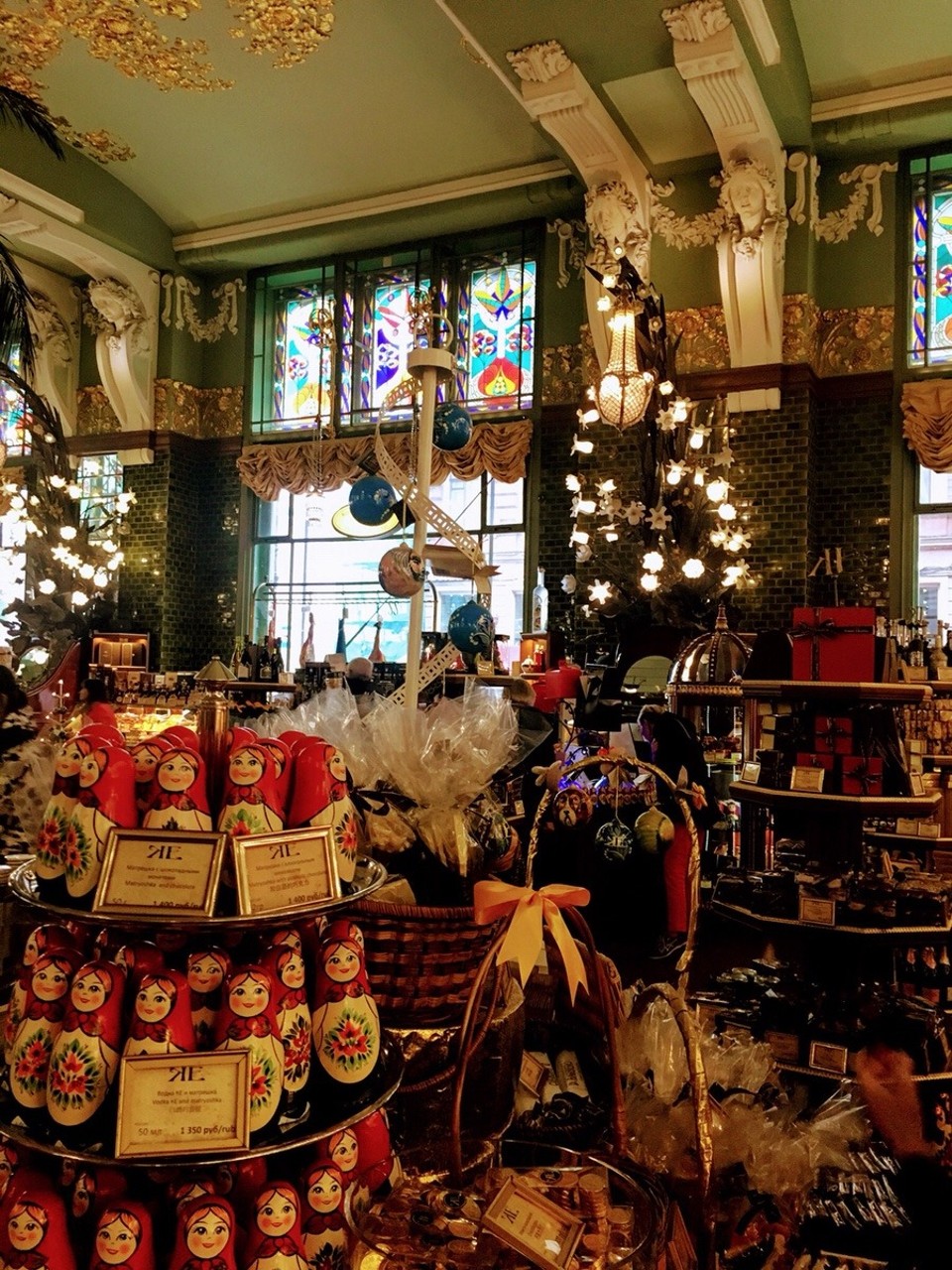 Russia - Saint Petersburg - Ena noro luštna trgovinca, mini fancy Harrods s hrano. Kjer kupujejo samo guspe. Imajo tudi pianista, ki igra na balkonu.