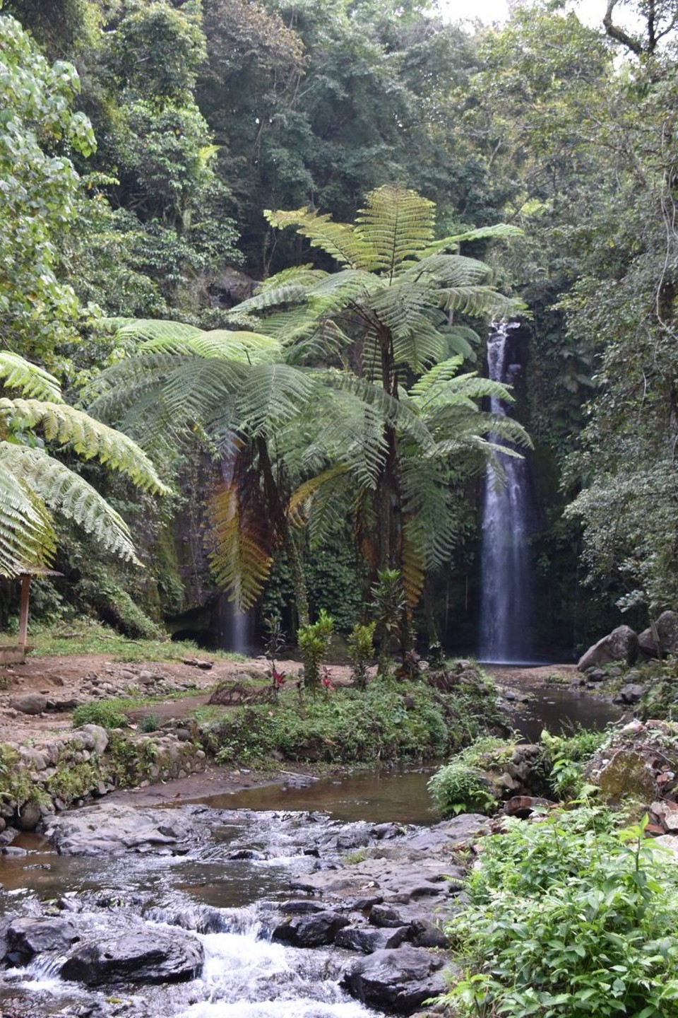 Indonesien - Kabupaten Lombok Timur - Nach einer Weile Bergauf und Bergab errichten wir den ersten Wasserfall „Benang Kelambu“