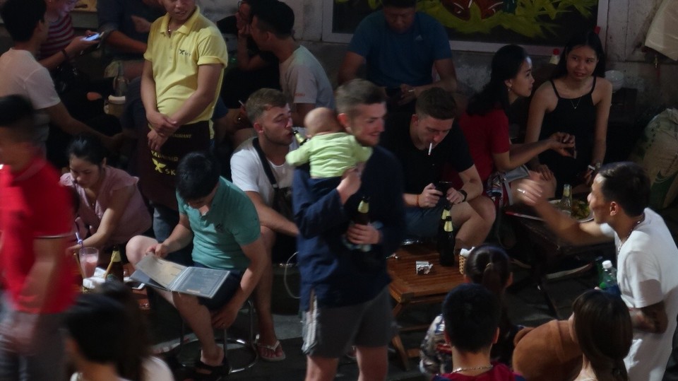 Vietnam - Huế - Der besoffene bekommt sogar ein Baby in die Hand gedrückt... dabei könnte er kaum noch stehen 🤣