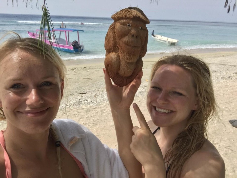 Indonesien - Lombok Utara - Aus einer Kokosnuss geschnitzt