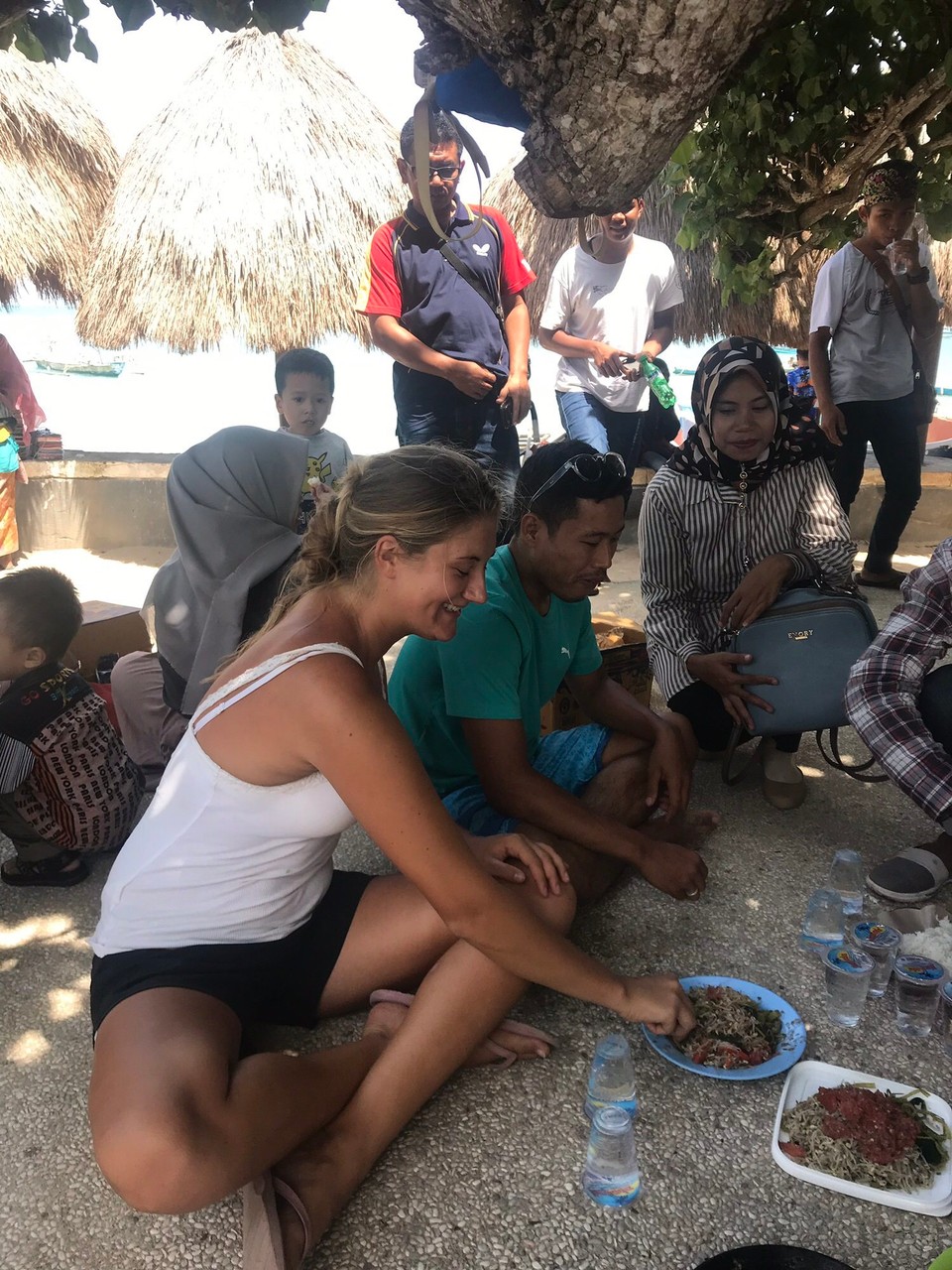 Indonesia - Lombok Tengah - Meet a schoolclass with teacher at the beach