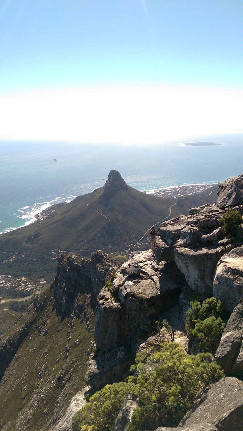 Südafrika - Cape Town - Ganz rechts bei dem Mann der dort am Abhang steht, hätte man sich auch bis runter ins Tal abseilen können.  Leider hatten wir jedoch schon unserer Tickets 😋, sodass wir doch die Seilbahn genommen haben.