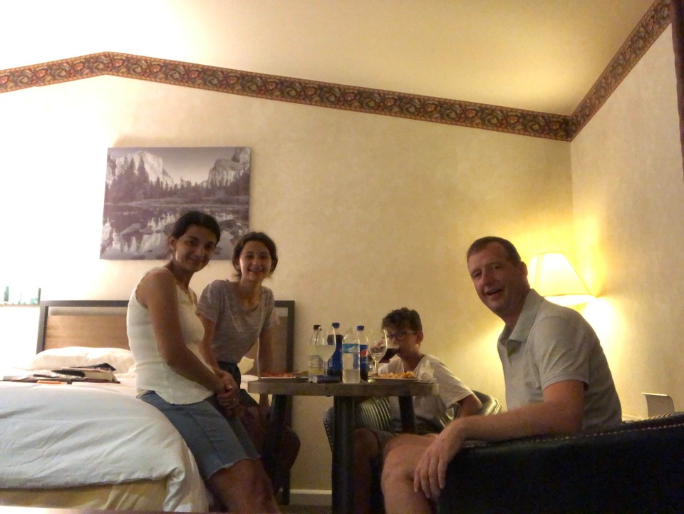 Vereinigte Staaten - Yosemite National Park - Als Abschluss Pizza im Zimmer