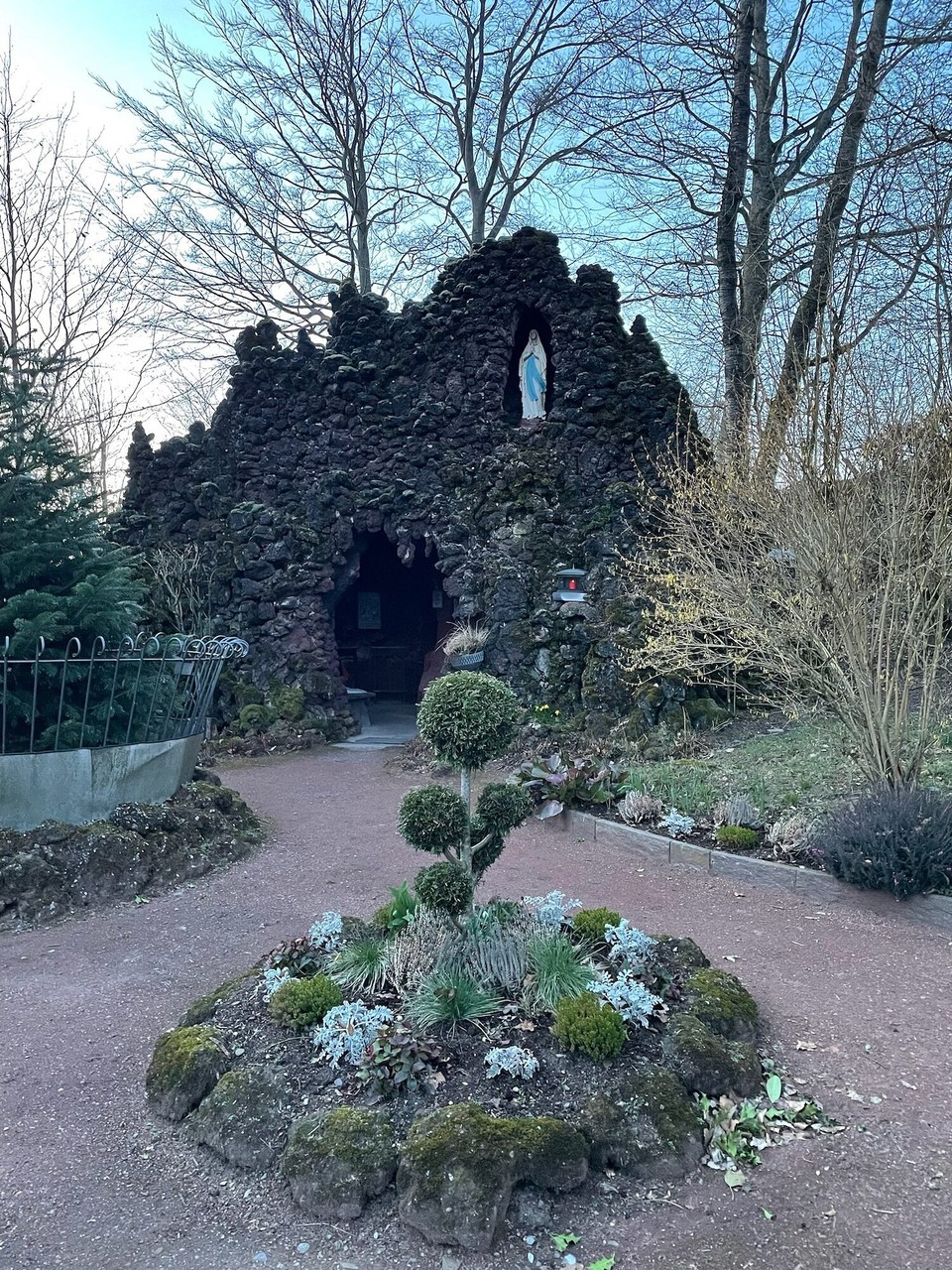 Deutschland - Monschau - Diese kleine Kapelle schein eine besondere Bedeutung für den Ort zu haben - auch hier kümmert sich jemand sehr akribisch.