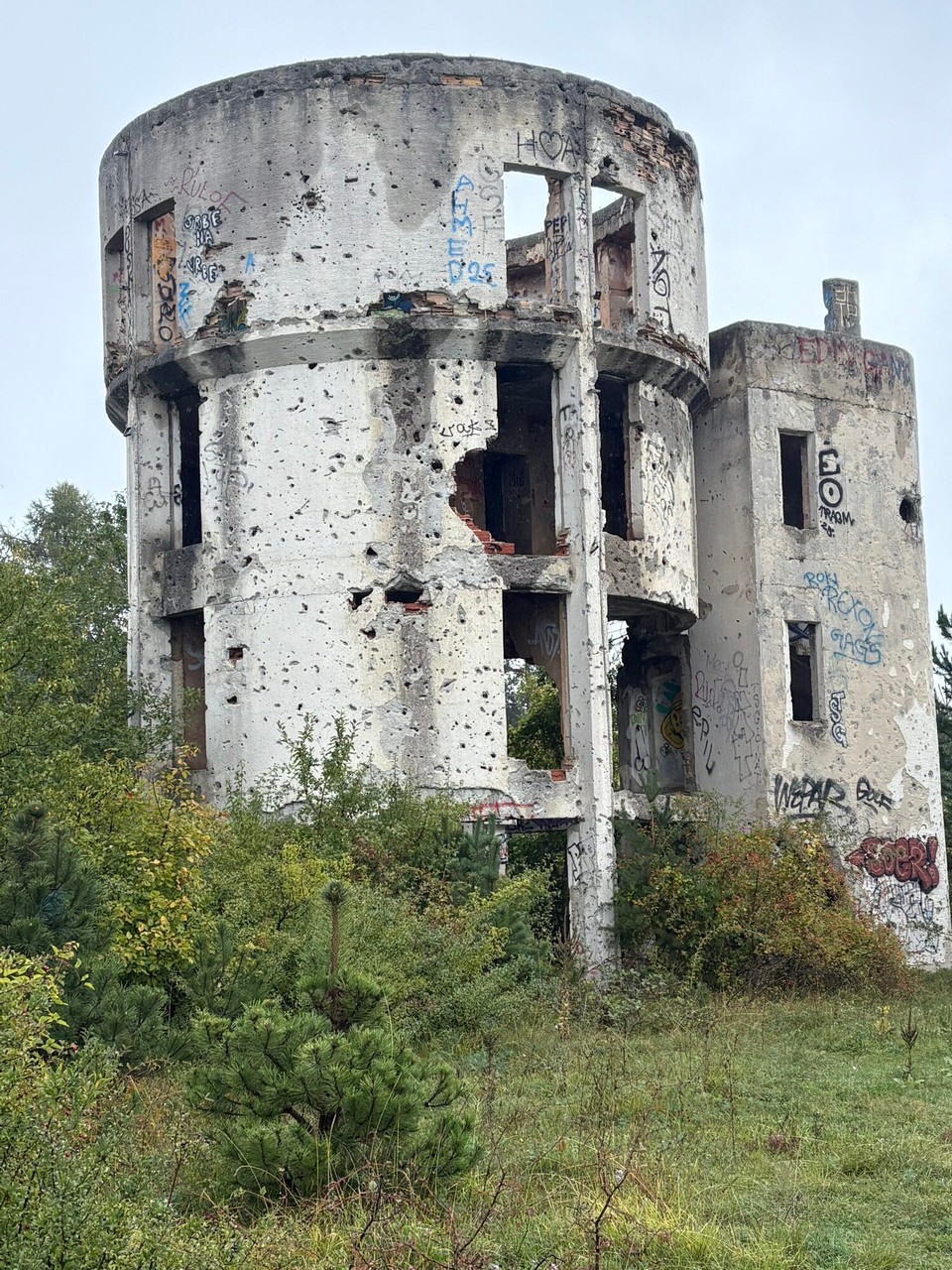 Bosnien und Herzegowina - Kakanj - Immer noch findet man Kriegsgebäude