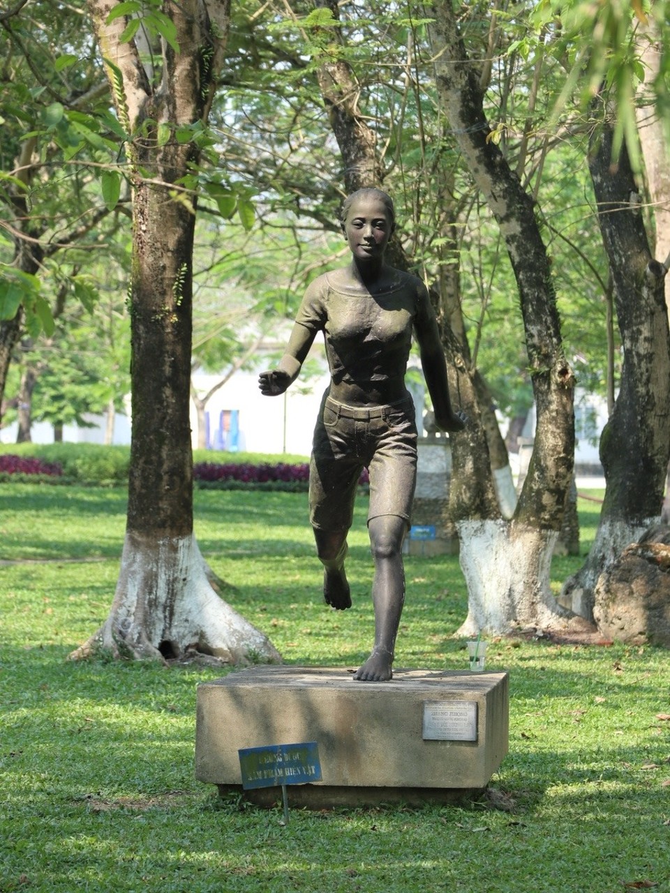 Vietnam - Huế - Skulpturen im Park.