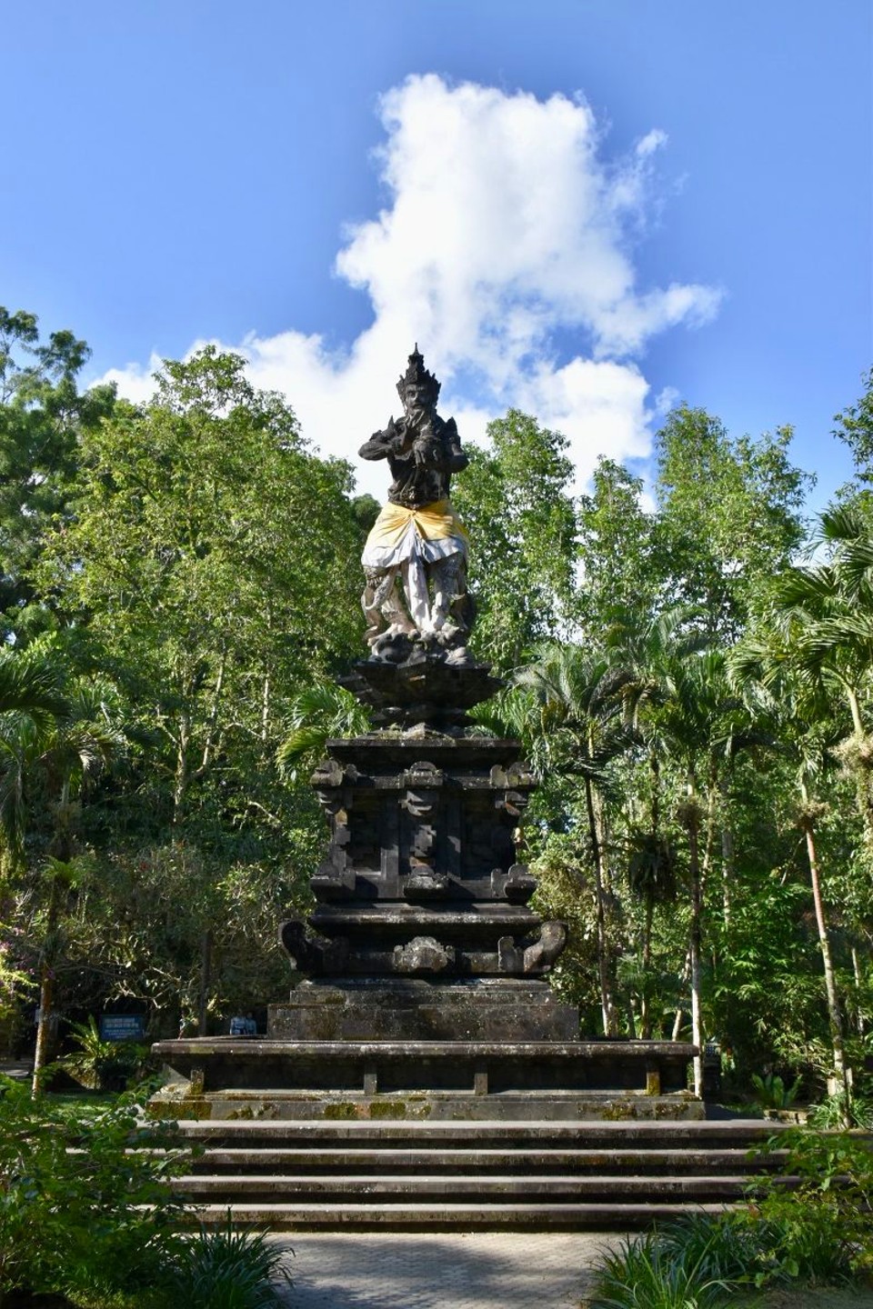 Indonesien - Bangli - Tirta Empul, der Wassertempel gilt eines der ältesten, religiösen Heiligtümer Balis. Eine heilige und unerschöpfliche Wasserquelle macht diesen Ort magisch und beliebt.
