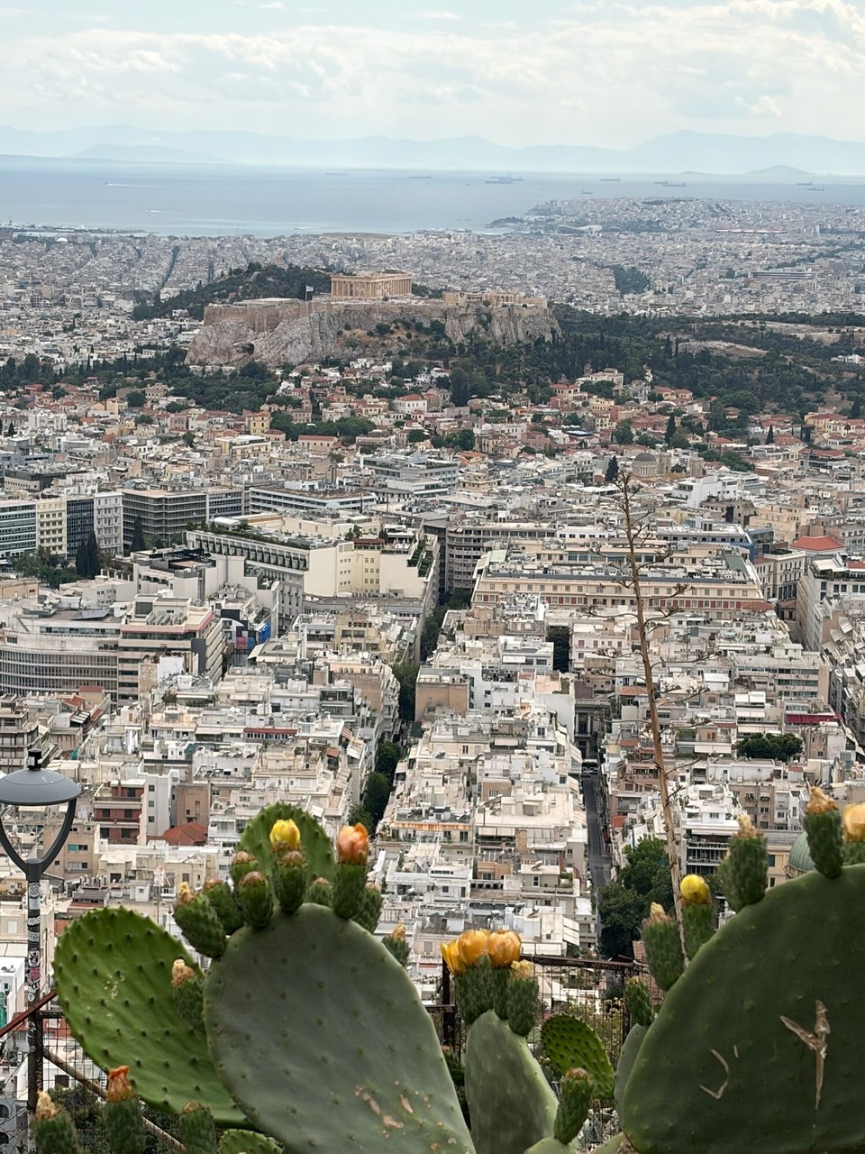 Griechenland - Athen - Runter ging es dann zu Fuß, wo sich dann immer wieder schöne Ausblicke ergeben haben.