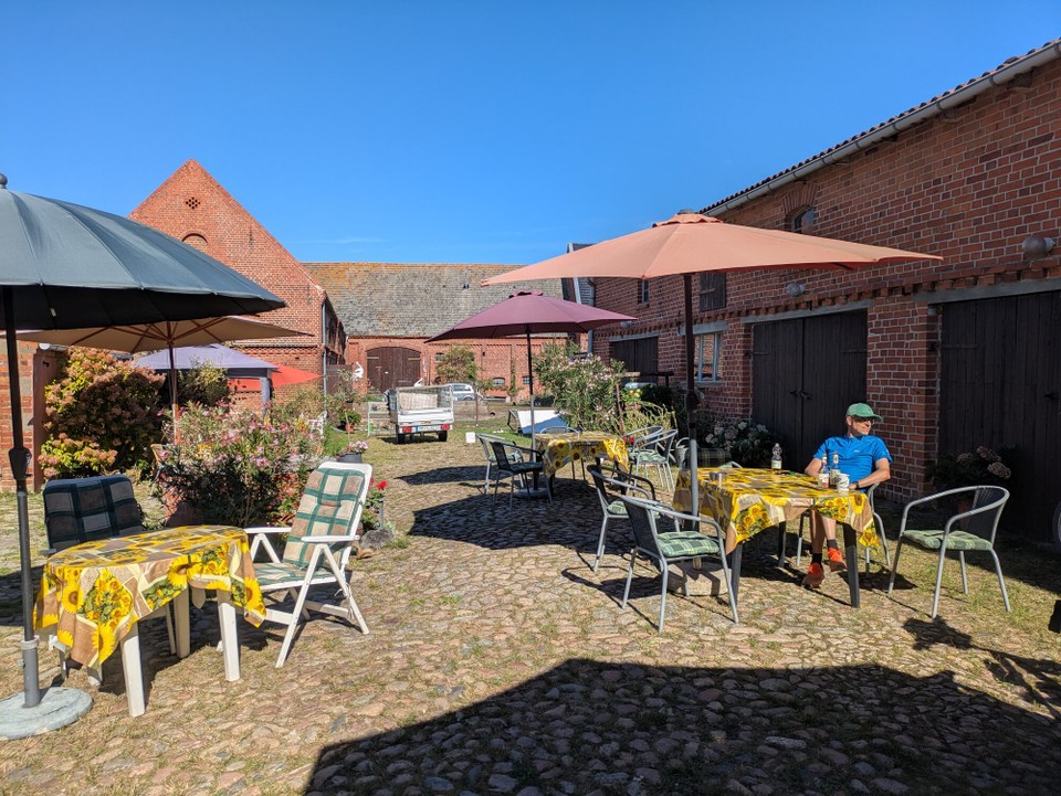 Deutschland - Havelberg - Dummerweise hat uns eines der entzückenden Hof -Radl-Cafes, die es immer mal wieder an der Strecke gibt, ausgebremst. War aber auch zu nett.