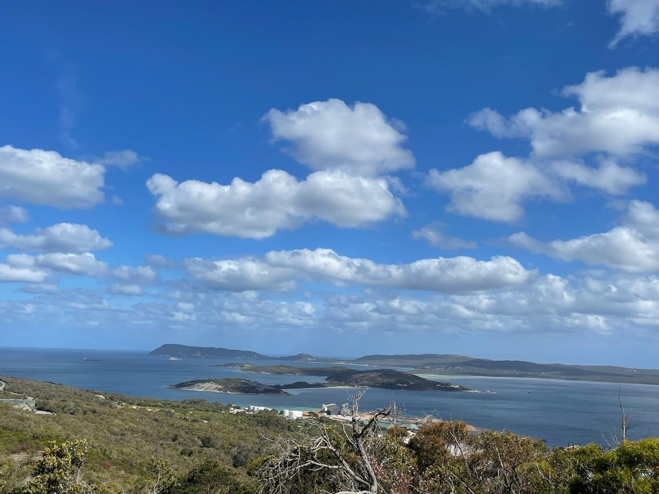 Australien - Albany - Anschließend ging es auf den Mount Clarence, von wo man eine schöne Aussicht auf die umliegenden Buchten und Inseln hat.