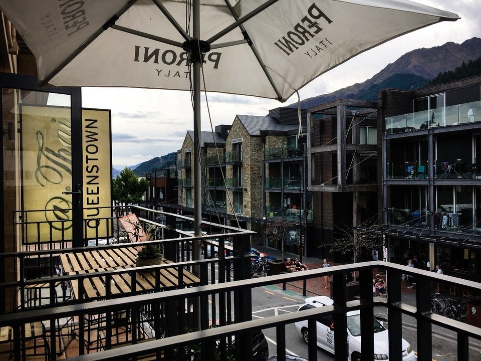 Neuseeland - Queenstown - Abends lecker beim Thailänder essen und die Leute beobachten, bevor es dann noch ein bisschen auf die Piste ging 
