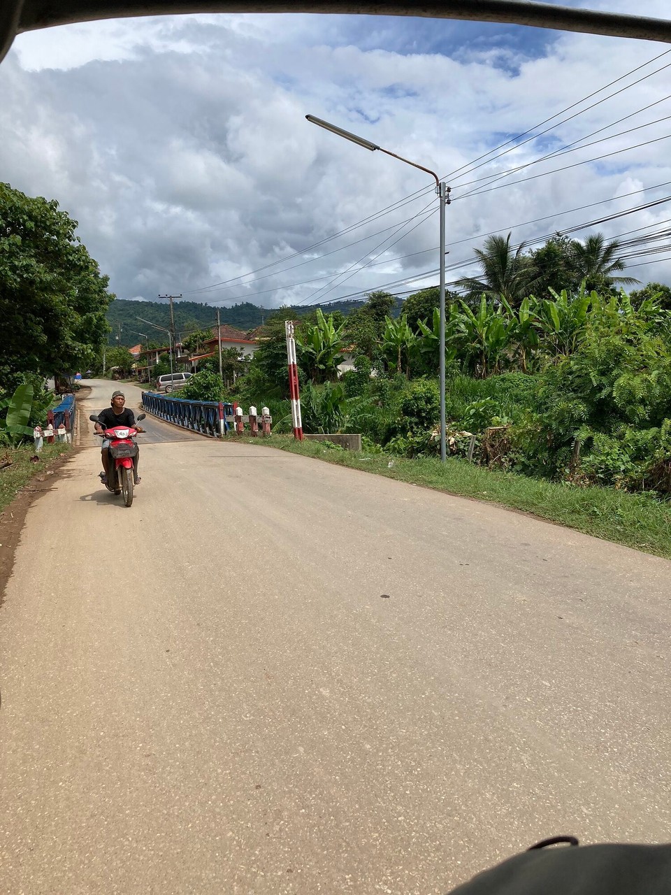 Laos - Huoixai - Halt stopp, was ist das, der fährt doch auf der falschen Seite 🫣 ah nein, hier ist wieder Rechtsverkehr 😅 nach anderthalb Jahren irgendwie schon ein bisschen komisch