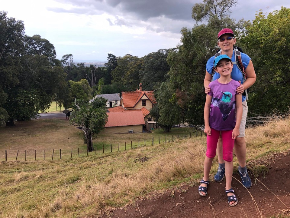 Neuseeland - One Tree Hill - Blick von oben auf das Bistro und den Ausstellungsraum. Das kleine weisse Haus hinten ist das älteste Holzhaus von Auckland.