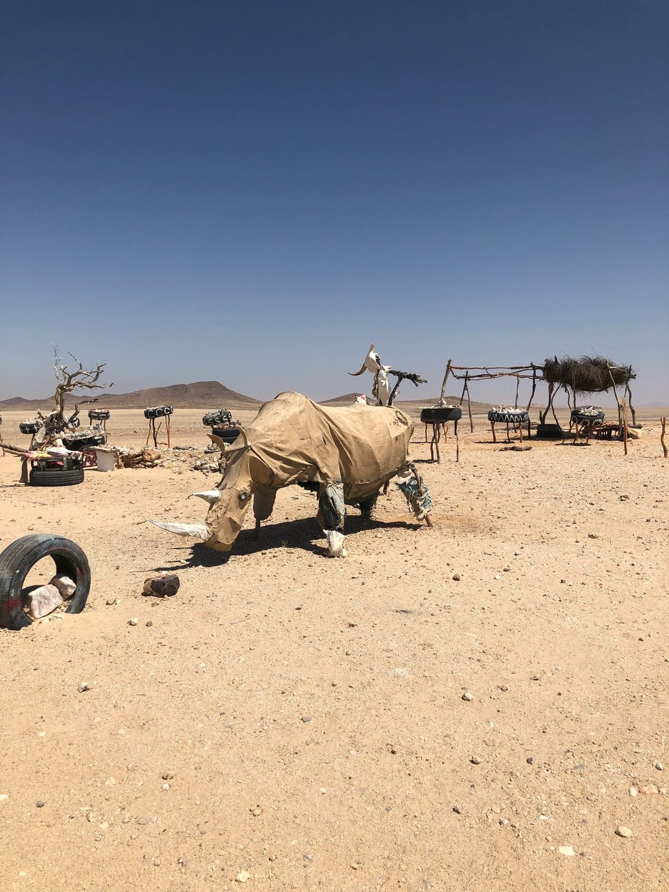 Namibia - Uis - Am Straßenrand versuchen die Einheimischen immer wieder selbstgemachtes an kleinen Ständen zu verkaufen.