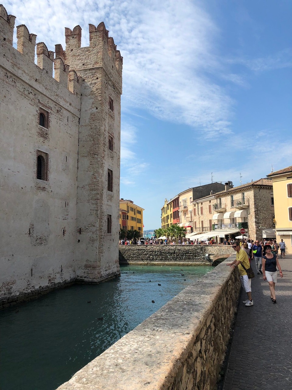Italien - Sirmione - Die Festung steht übrigens für 8,5 Millionen Euro zum Verkauf