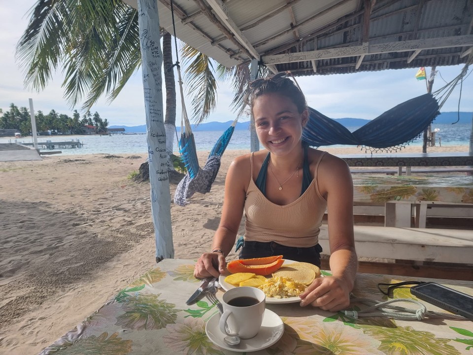 Panama -  - … und am Morgen ein Pancake-Frühstück mit Papaya und Ananas von der Insel 🍍 (und der schönsten Kulisse)