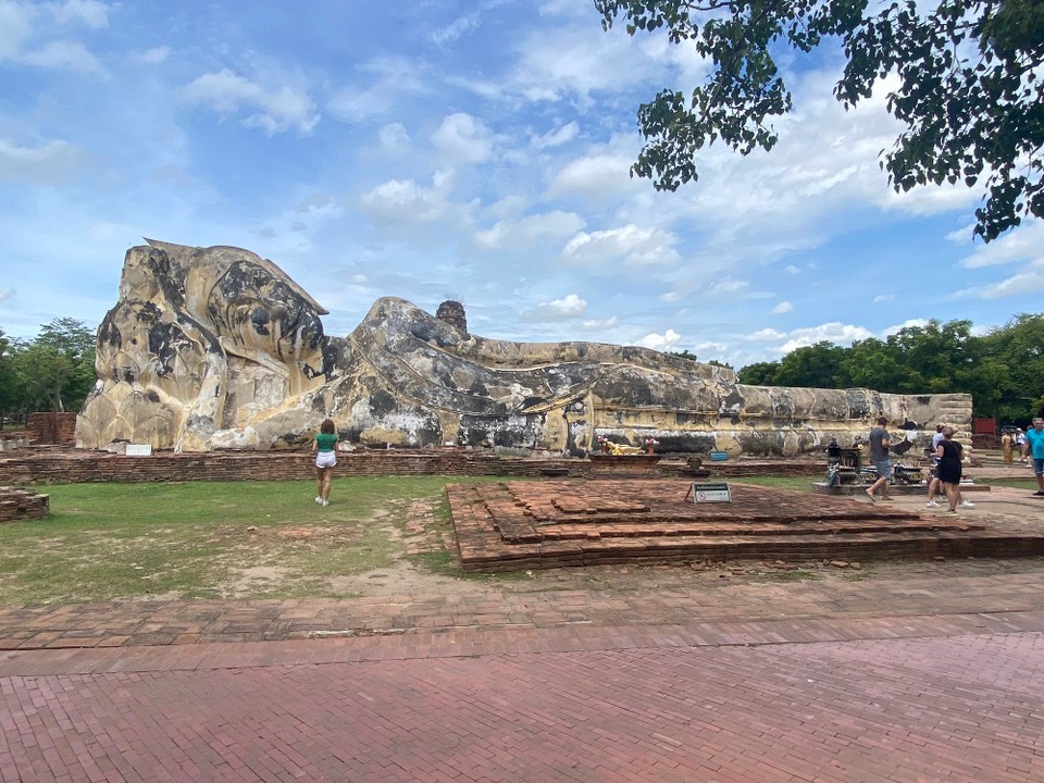 Thailand - Ayutthaya - Der liegende Buddha

Der Wat Lokayasutharam ist vor allem für seine riesige, liegende Buddha-Statue bekannt. Diese imposante Statue ist knapp 40 Meter lang und 8 Meter hoch und wurde einst von einem Klostergebäude geschützt, von dem jedoch nur noch die Fundamente ersichtlich sind.