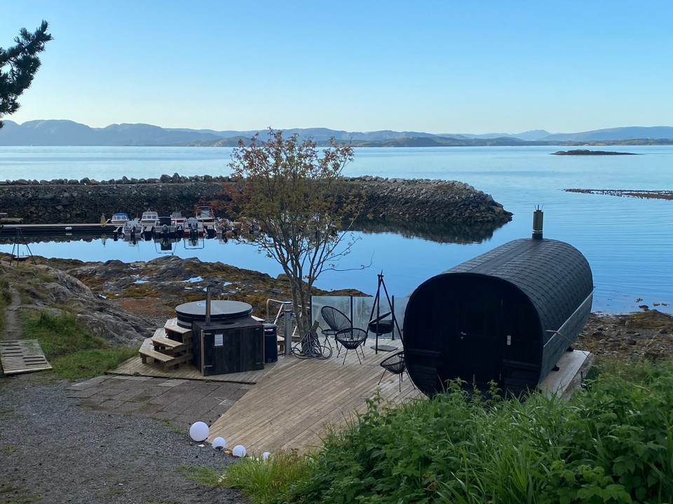 Norwegen - Hestvika - Mit Fasssauna und Jakuzi mit Blick aufs Meer. Ein liebevoller Stellplatz mit der Chefin Hilde die super gut deutsch sprich und sehr sehr nett ist. Man kann hier auch Hütten mieten und es stehen 8 Boote für Angler zur Verfügung.   