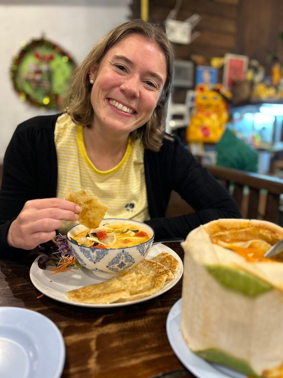 Thailand - Pai - Milena mit einem Roti Gericht, bei dem man Brot und Sauce zusammen genießt