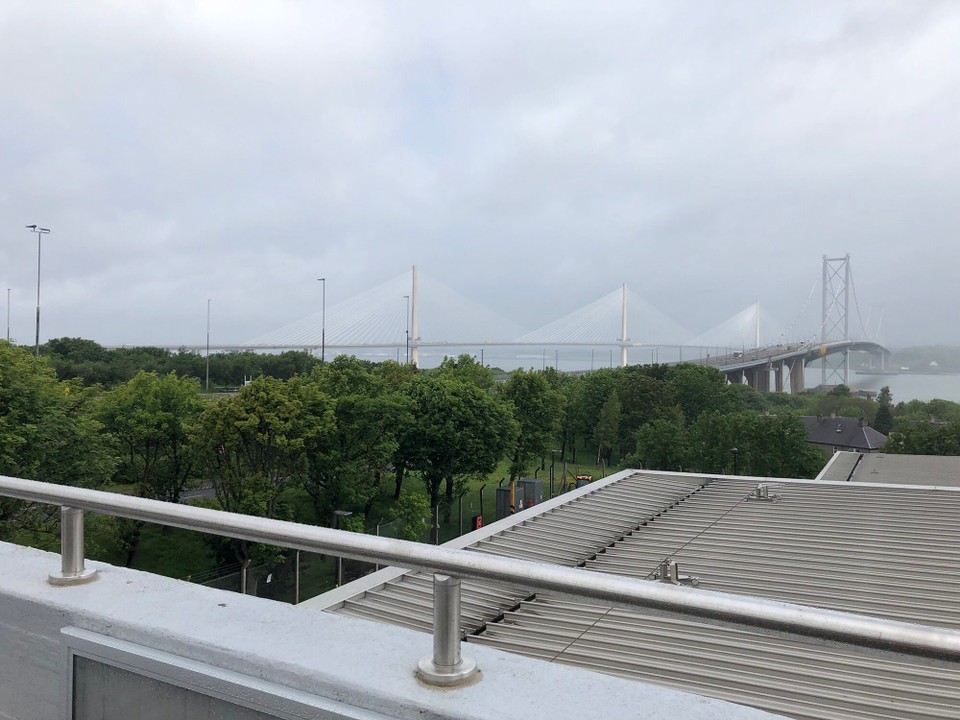 Vereinigtes Königreich - Edinburgh - Vorne die alte und hinten die neue Brücke. Die neue wurde gebaut, weil weil man die alte für allmählich baufällig hielt. Hinterher hat sich herausgestellt, daß die alte doch noch im sehr guten Zustand ist. Also genau die gegenteiligen Zustände zu denen, die ich aus Koblenz kenne.