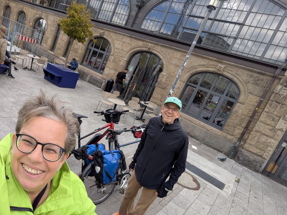 Deutschland - Lauenburg/Elbe - Und gerade mal sieben Stunden später gab es das offizielle Startfoto in Hamburg. Stefan kam aus Berlin, um nun dort wieder hinzufahren. Hier passt "Der Weg ist das Ziel" perfekt.