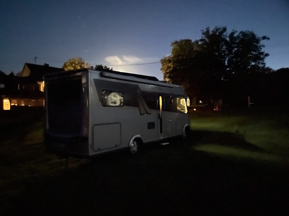 Deutschland - Hennef (Sieg) - Am Abend wurde es sehr ruhig - keine Autos oder sonstwas zu hören. nur ein paar Anwohner, die es sich auf der Terrasse gemütlich gemacht haben. 