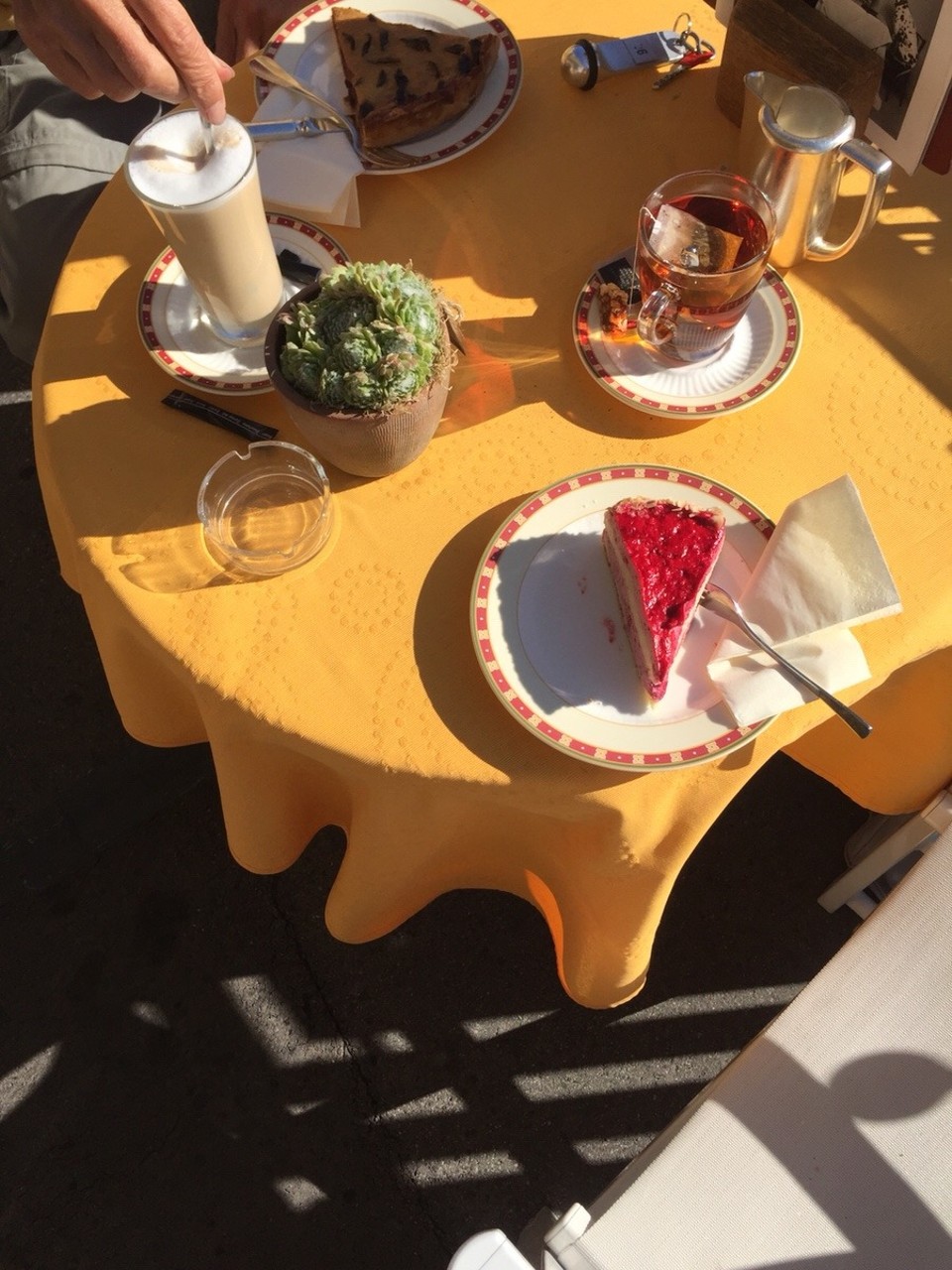 Station 7 -  - Schönes Plätzchen in der Sonne bei Latte und Kuchen 👍