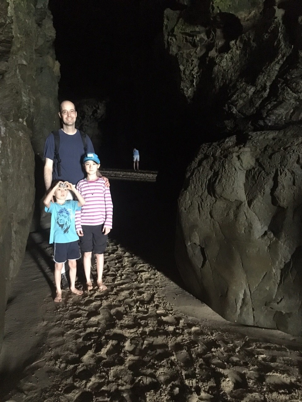 Neuseeland - Purakaunui - Zwischen den Caves. Die Kinder hatten Freude an den Stirnlampen, die aber nicht nötig gewesen wären.