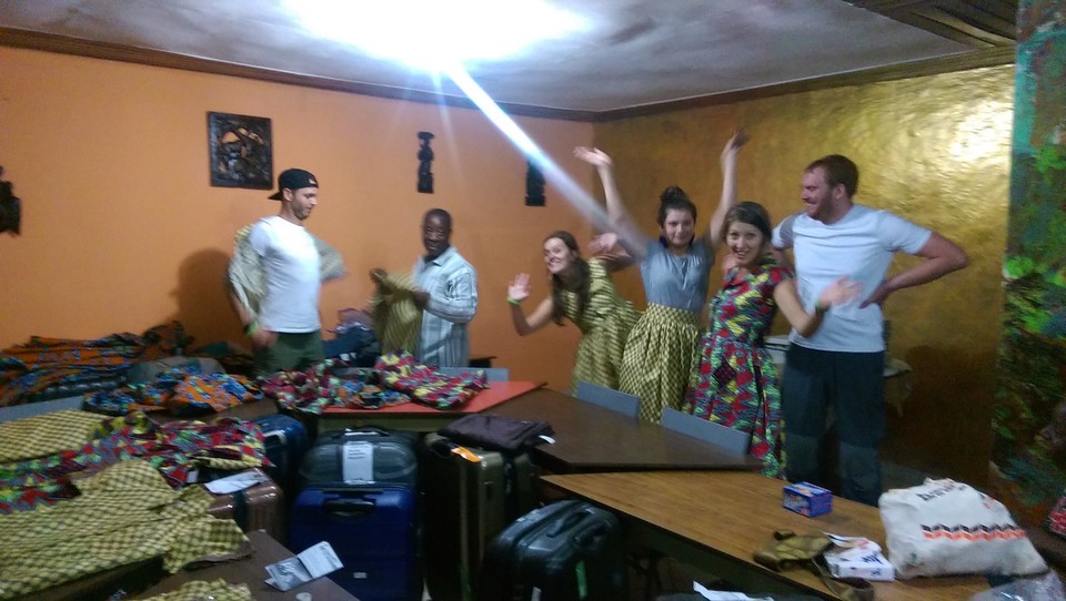 Demokratische Republik Kongo - Goma - Als wir wieder bei Balibanga angekommen sind wurden wir überschwänglich begrüßt. Danach begann das lustige Kleider anziehen. Jeder bekommt ein maßgeschneidertes Hemd was richtig gut sitzt.....😝
