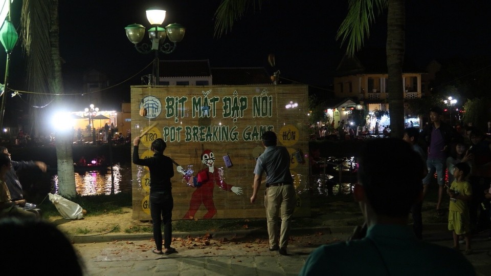 Vietnam - Hội An - Abends noch ne piñata gespielt und alle sind happy...