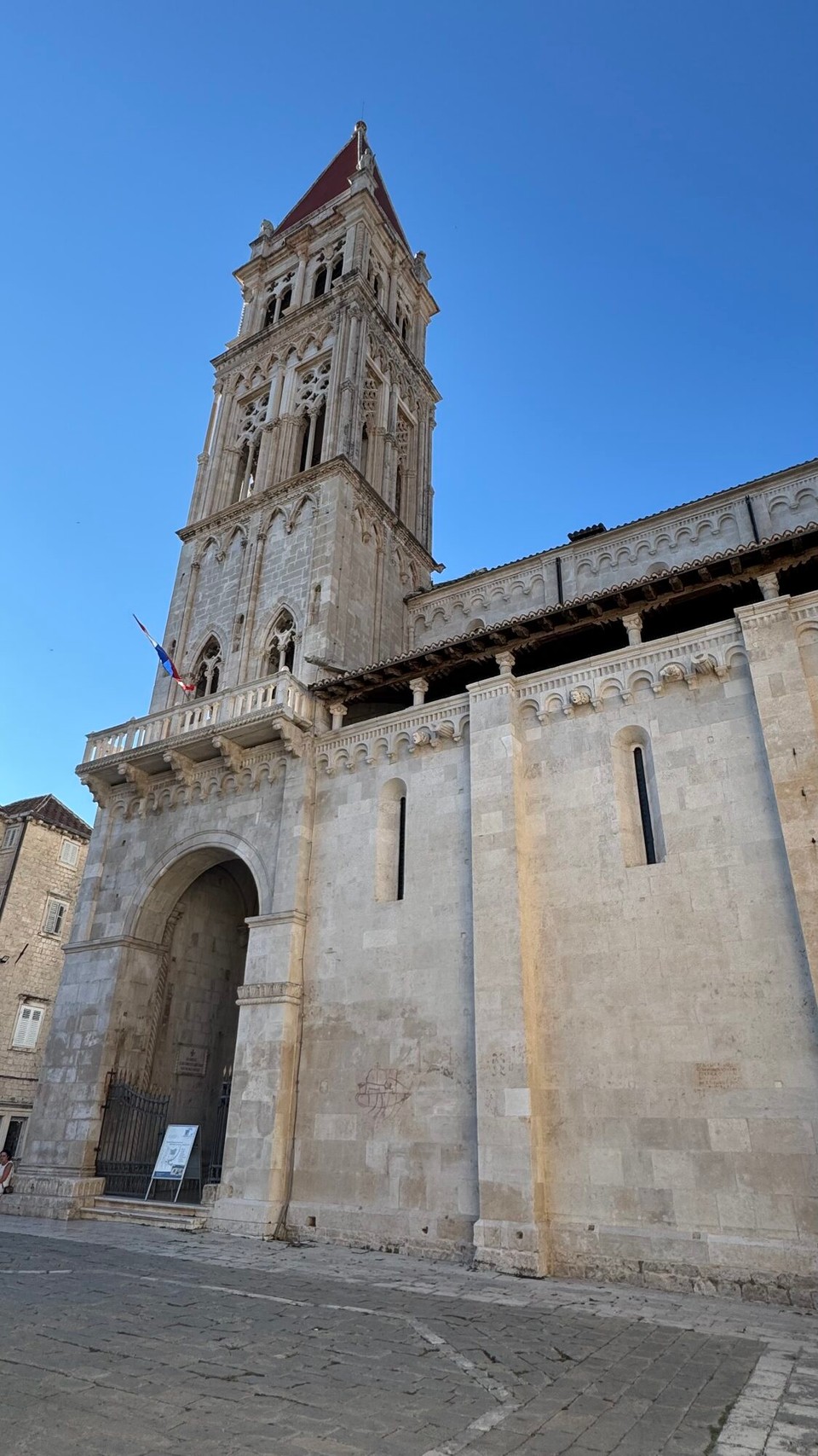 Kroatien - Trogir - Die Kathedrale des Heiligen Laurentius ist das eindrucksvollste Bauwerk Trogirs und prägt als Meisterwerk romanisch-gotischer Baukunst das Stadtbild. Ihr Bau begann im 13. Jahrhundert und zog sich über mehrere Epochen hin.