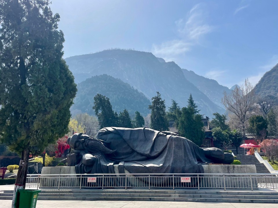 China - Xi'an - En Bsuech ime Taoistische Tempel am Fuess vom Huashan