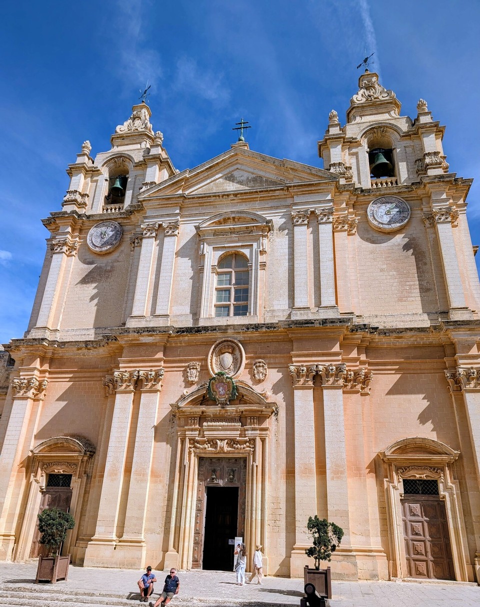 Malta - Mdina - Die Kirche in der Altstadt von Mdina zeigt neben Zeit auch den Monat und den Tag an.