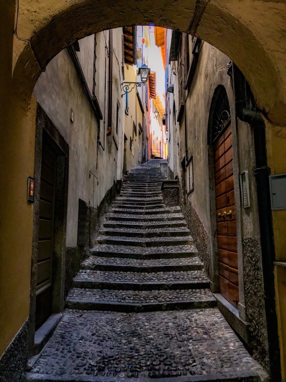 Italy - Bellagio - Bellagio. 
Ein kurzer, ruhiger Moment in einer komplett überlaufenen Stadt, die sicherlich schön, aber mehrheitlich von Menschen heimgesucht wird, die nichts haben, außer Geld.