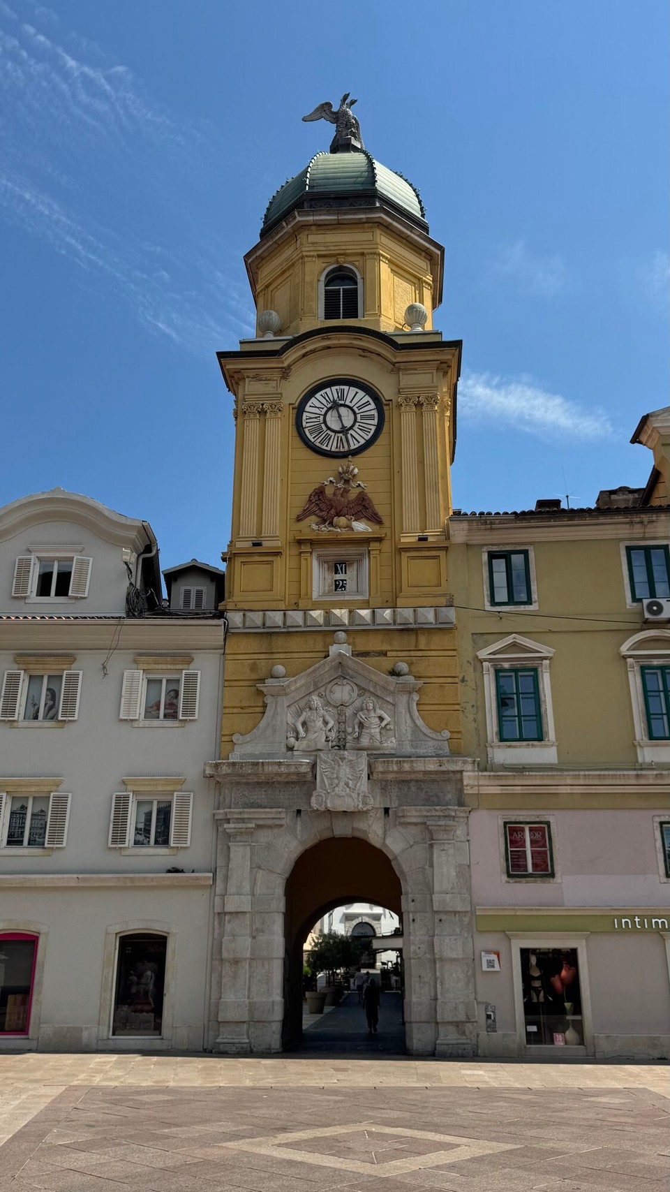 Kroatien - Zadar - Weiter geht’s durch den zitronengelbe Stadtturm von Rijeka. Er markiert als ehemaliger Durchgangsturm den direkten Zugang zur historischen Altstadt.