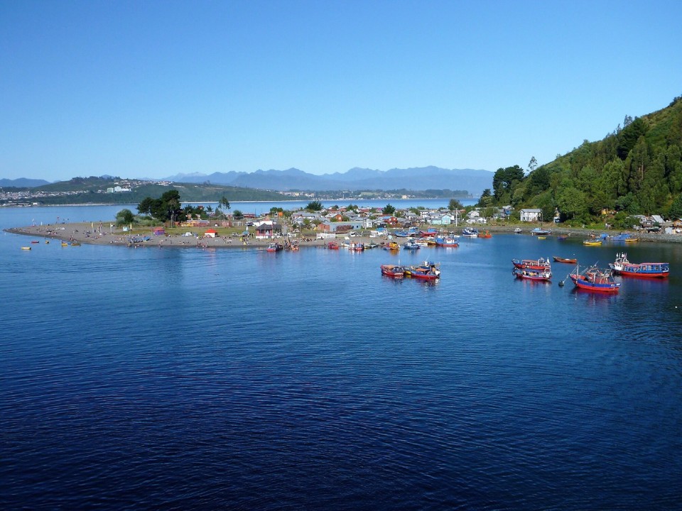 Chile - Puerto Montt - Ausfahrt mit der Artania am Strand von Puerto Montt vorbei