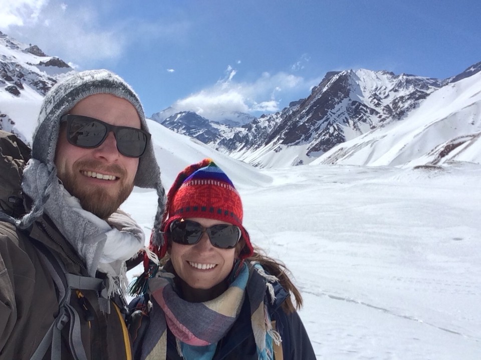 Argentinien - Mendoza - Direkt unter dem Aconcagua, fast 7.000m hoch. Der höchste Berg außerhalb des Himalaya. Wir sehen den ganzen Weg keinen Mensch, keine Spuren. Ich halte mein GPS gut fest und das Wetter im Blick ;)