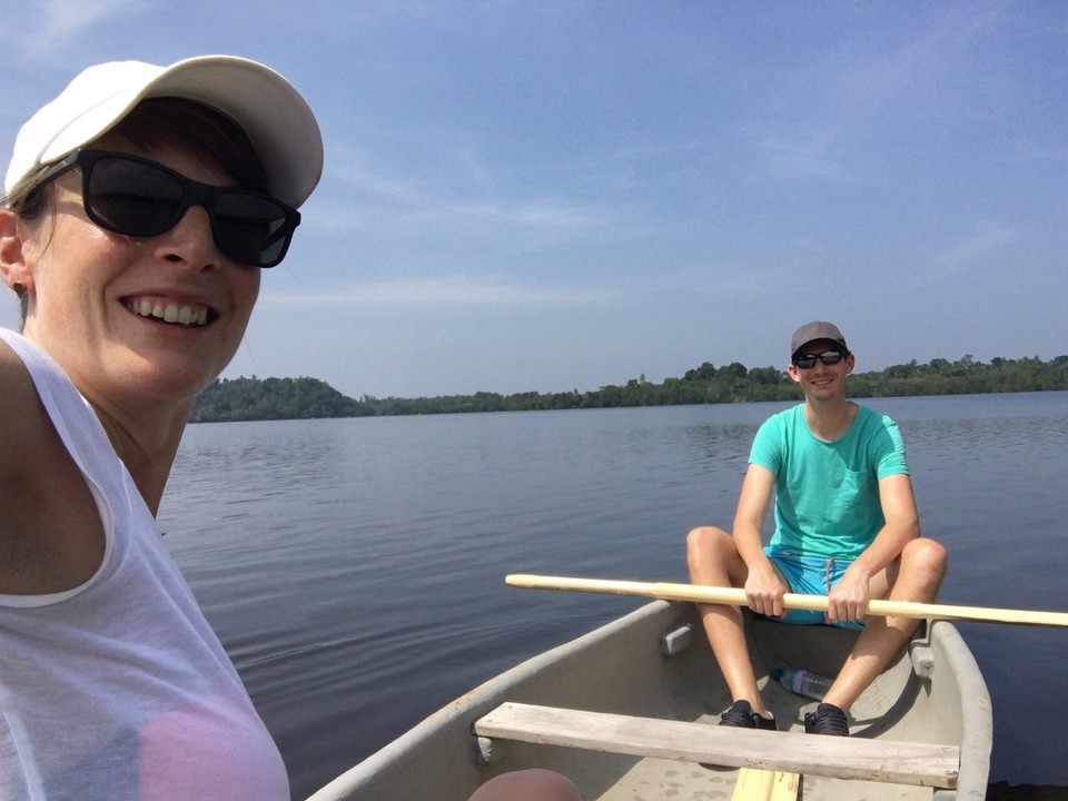 Sri Lanka -  - Paddeltour auf dem See. Bei 31 Grad. Ganz schön heiß hier... zum Glück hat Michael gerudert 😜