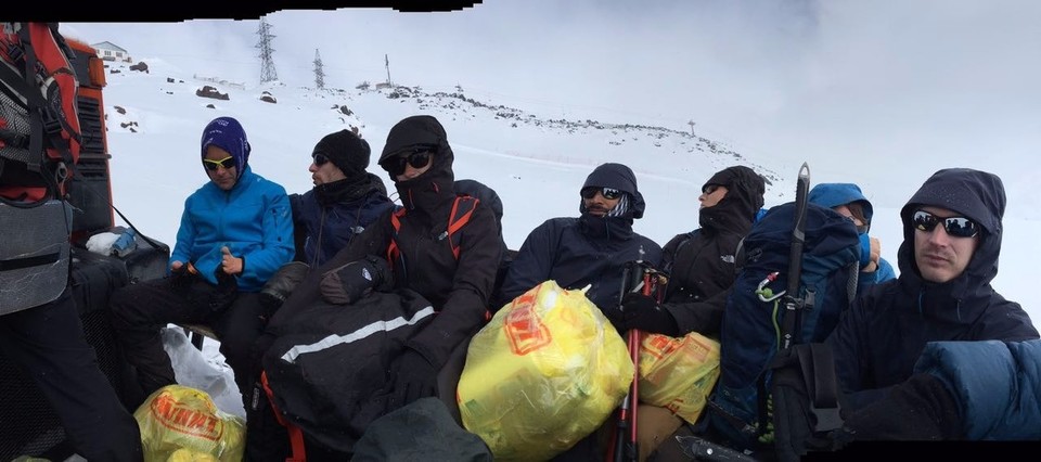 Russland - Terskol - Wir mussten 2 mal mit der Gondel umsteigen. Die letzten Meter ging es mit der Pistenraupe zum camp.  Die Fahrt war kalt und windig. Sitzheizung hat leider nicht funktioniert. - Joe