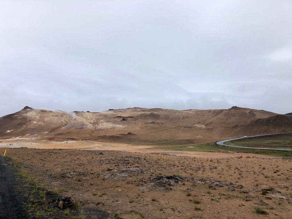 Island - Skútustaðahreppur - Hverarönd liegt auf der Ostseite des Berges Námafjall beim Pass Námaskarð, über den die Ringstraße vom Mývatn nach Egilsstaðir verläuft.