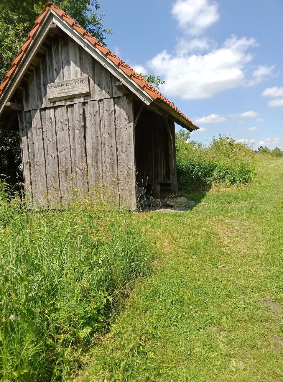 Deutschland - Horn-Bad Meinberg - Die nahegelegende Wanderhütte gibt Schutz vor Sonne und Regen und eignet sich hervorragend für eine Brotzeit.