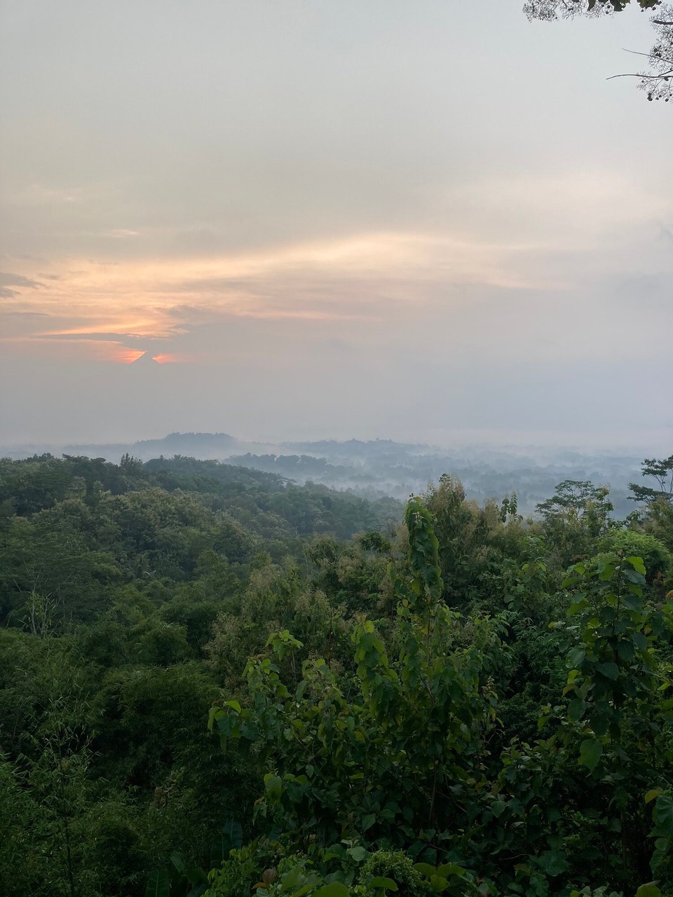 Indonesien - Magelang - Die Sonne geht hinter dem Vulkan Merapi auf 🤩