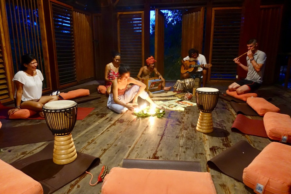 Philippines - Siargao Island - Det gjøres klart til kirta, live musikk og synging av mantra. Noe av de mer svevende aktivitetene..